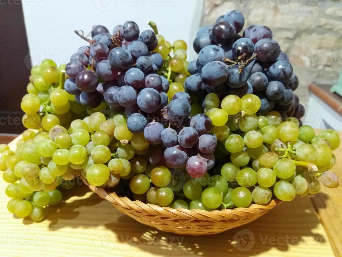 comida de frutas de uva vermelha e branca foto