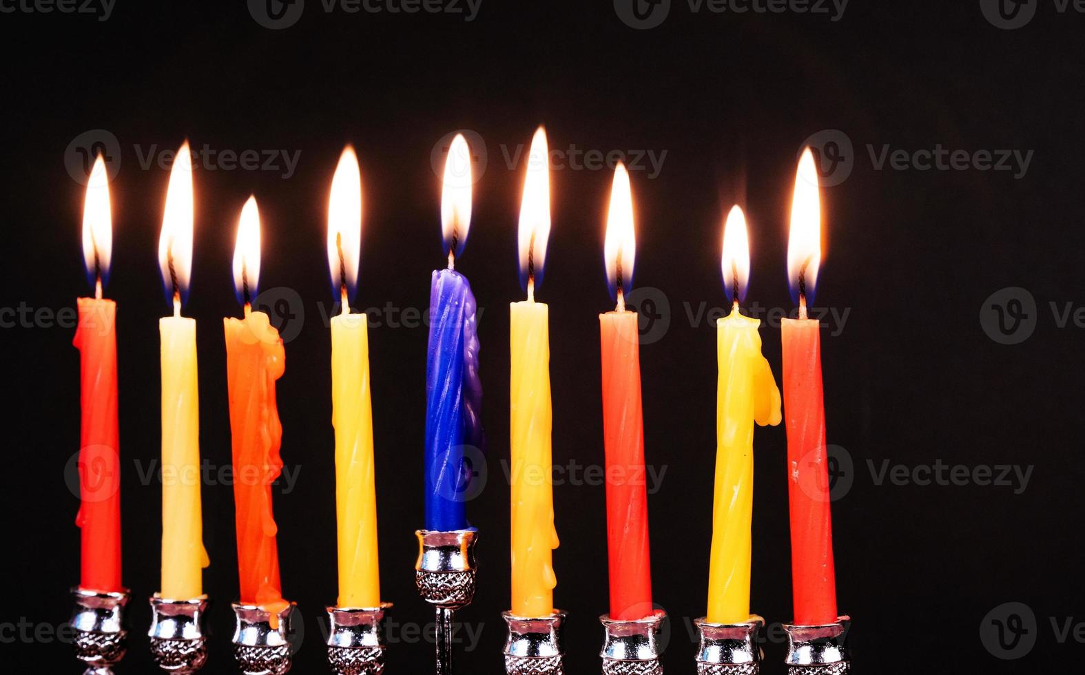 o iluminado de velas de hanukkah foto