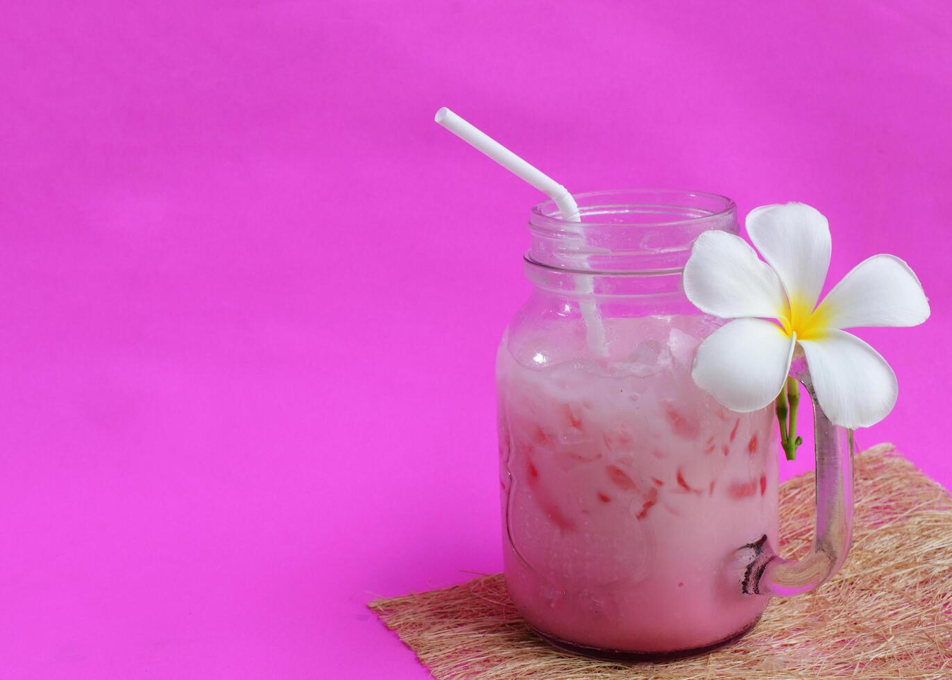 bebida de leite gelada rosa fresca para bebidas de verão em fundos brancos foto