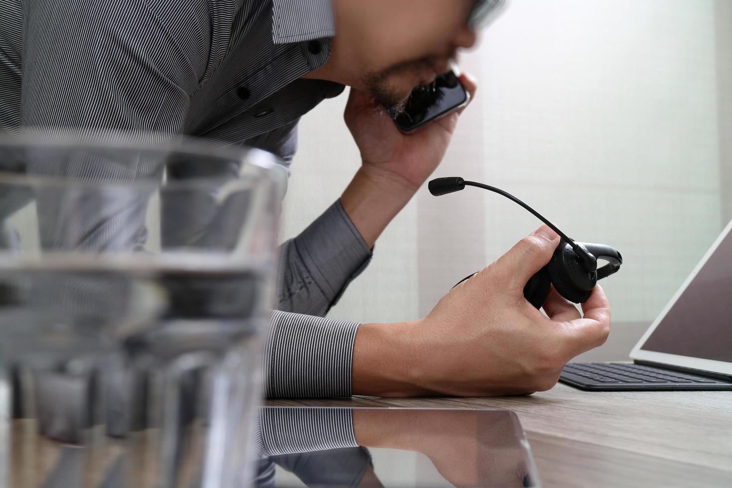 homem usando fone de ouvido voip com teclado inteligente de encaixe de computador tablet digital, comunicação de conceito, suporte de TI, central de atendimento e atendimento ao cliente, efeito de filtro foto