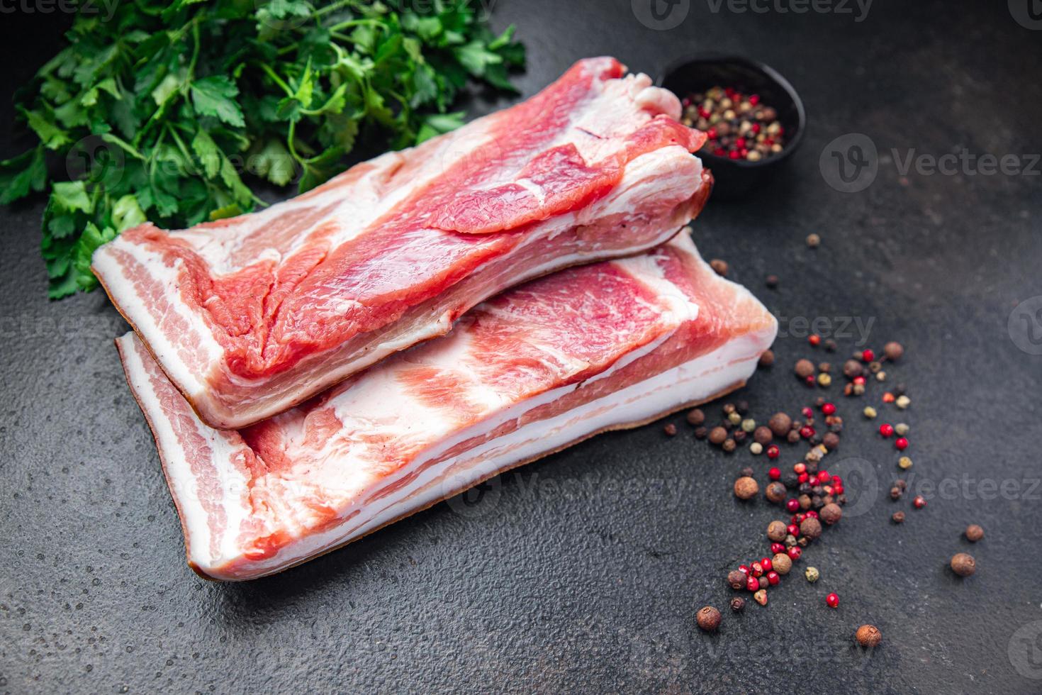 barriga carne bacon pedaço camadas de carne gordura banha de porco fresca decapagem em especiarias foto