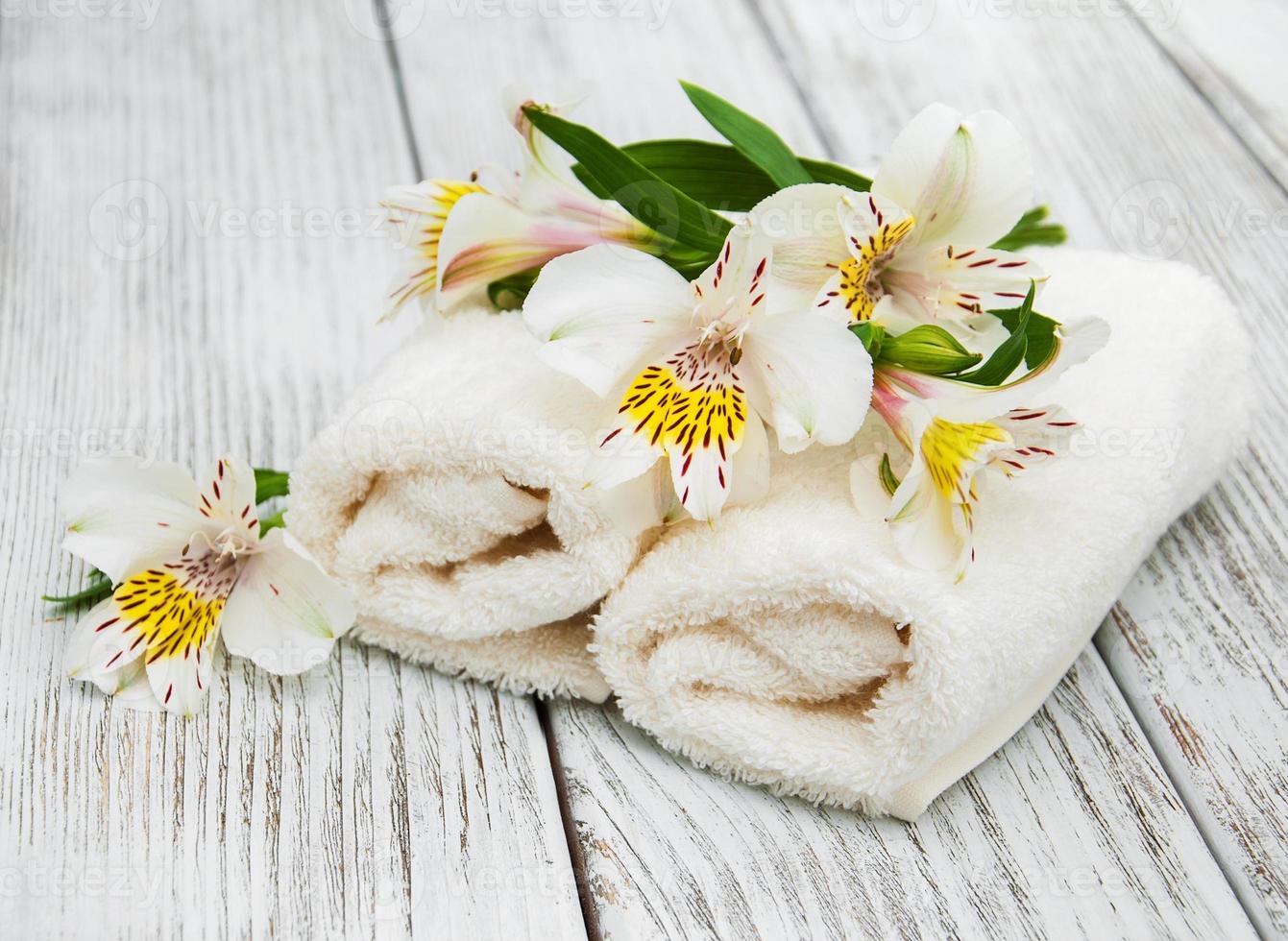 toalhas de spa e flores de alstroemeria foto