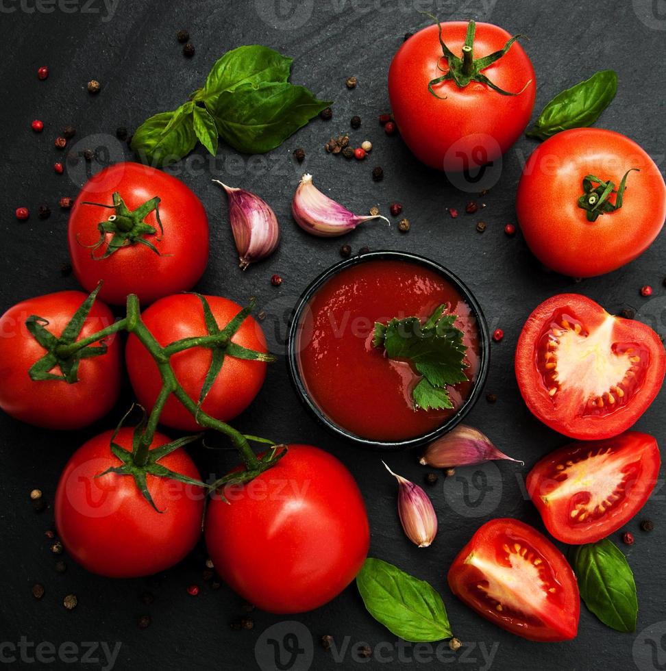 tigela com molho de tomate foto