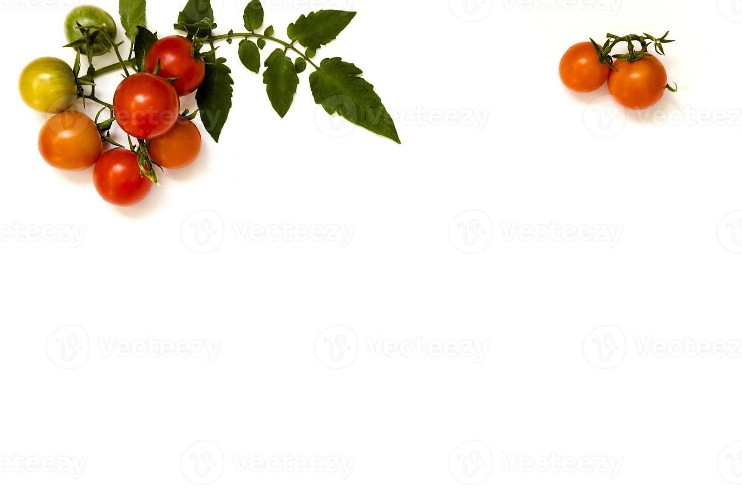 tomates cereja frescos maduros isolados no fundo branco foto