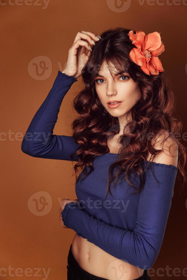 jovem mulher bonita com flores no cabelo e maquiagem, foto de tonificação