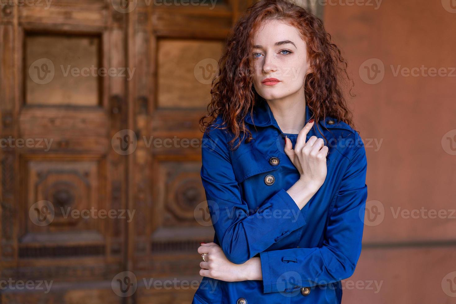 retrato de linda garota ruiva, cabelos ondulados e lindos olhos foto