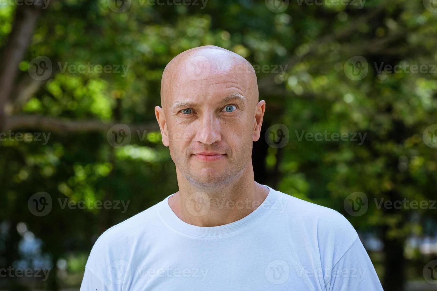 retrato de um homem careca em um fundo de parque foto