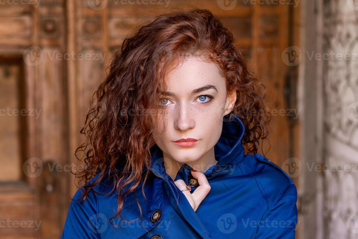 retrato de linda garota ruiva, cabelos ondulados e lindos olhos foto