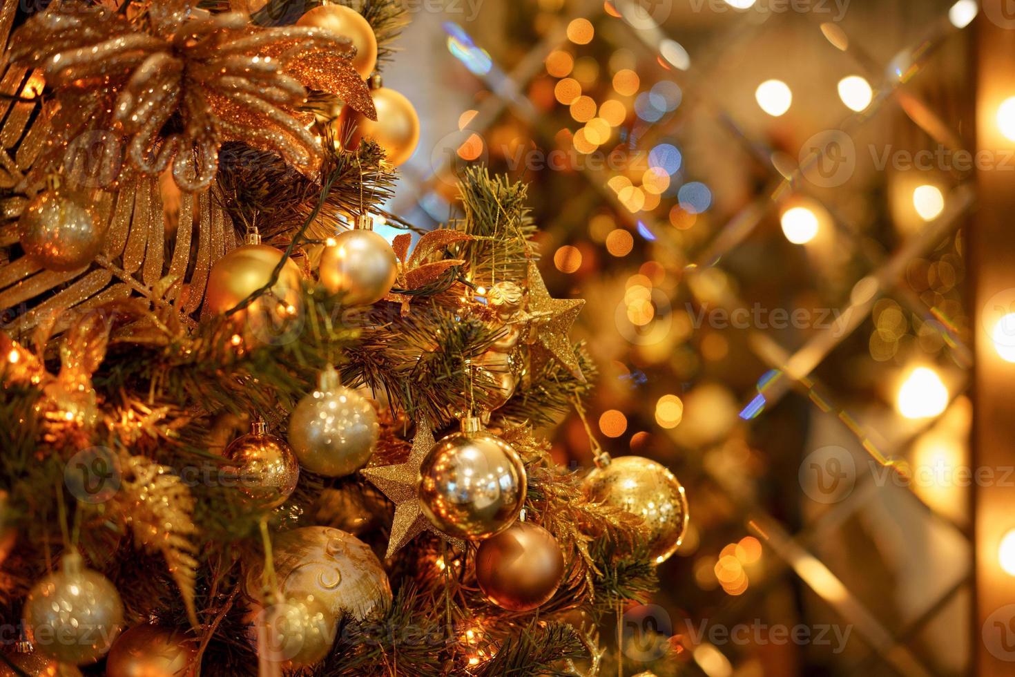 bolas de ouro na árvore de natal closeup foto