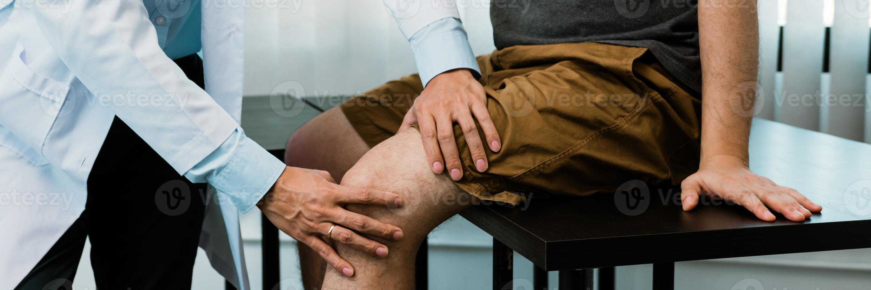 fisioterapeutas asiáticos estão verificando os joelhos dos pacientes. foto