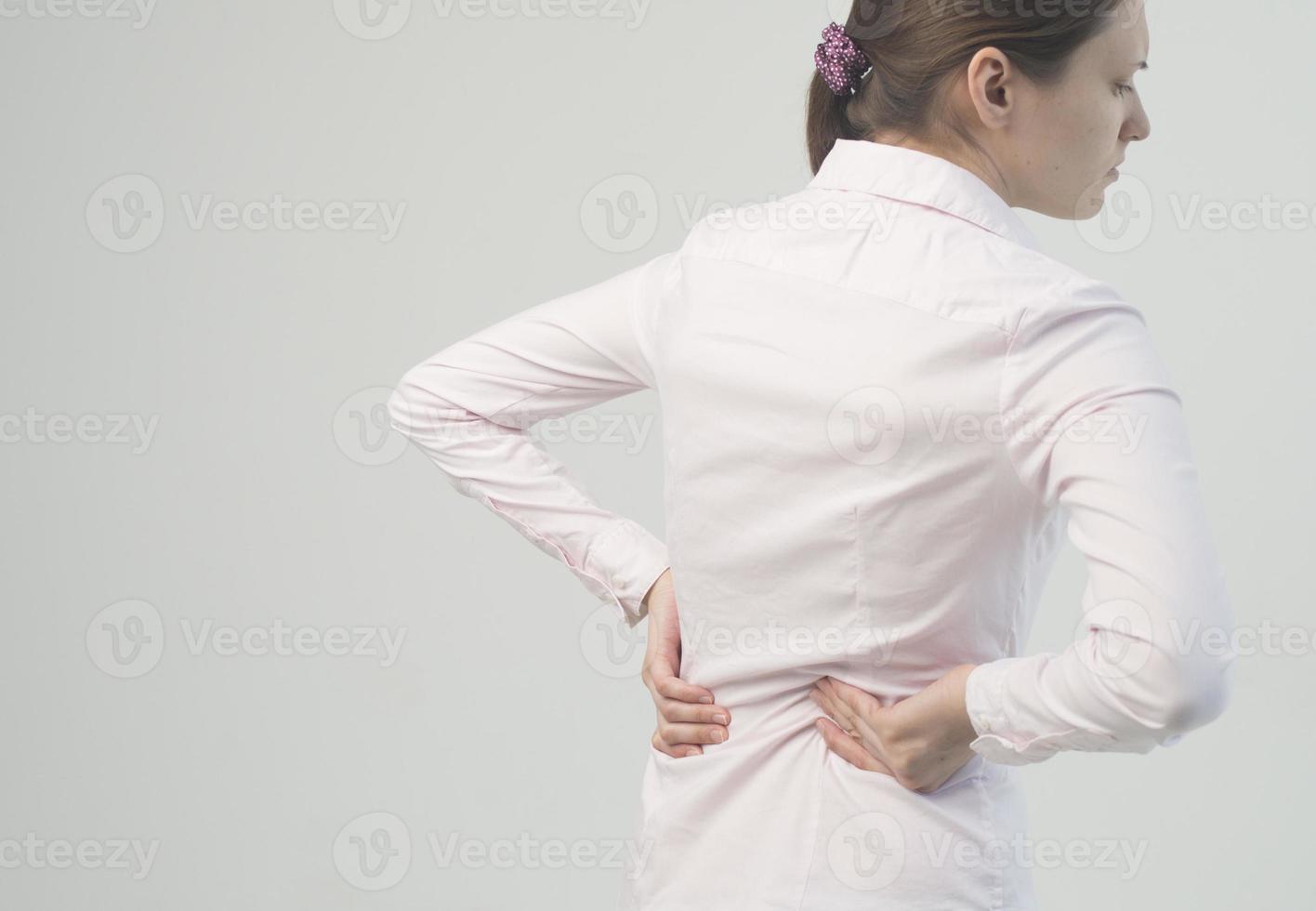 mulher cansada sentindo dor no pescoço, massageando os músculos tensos foto