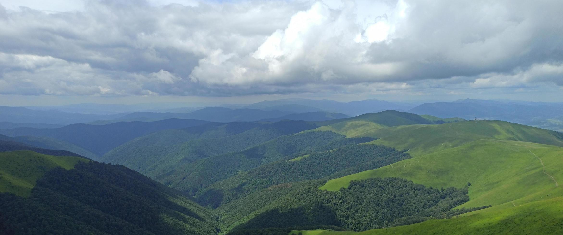 paisagem de montanha. paisagem colorida de verão nas montanhas dos cárpatos. capa de livro. foto