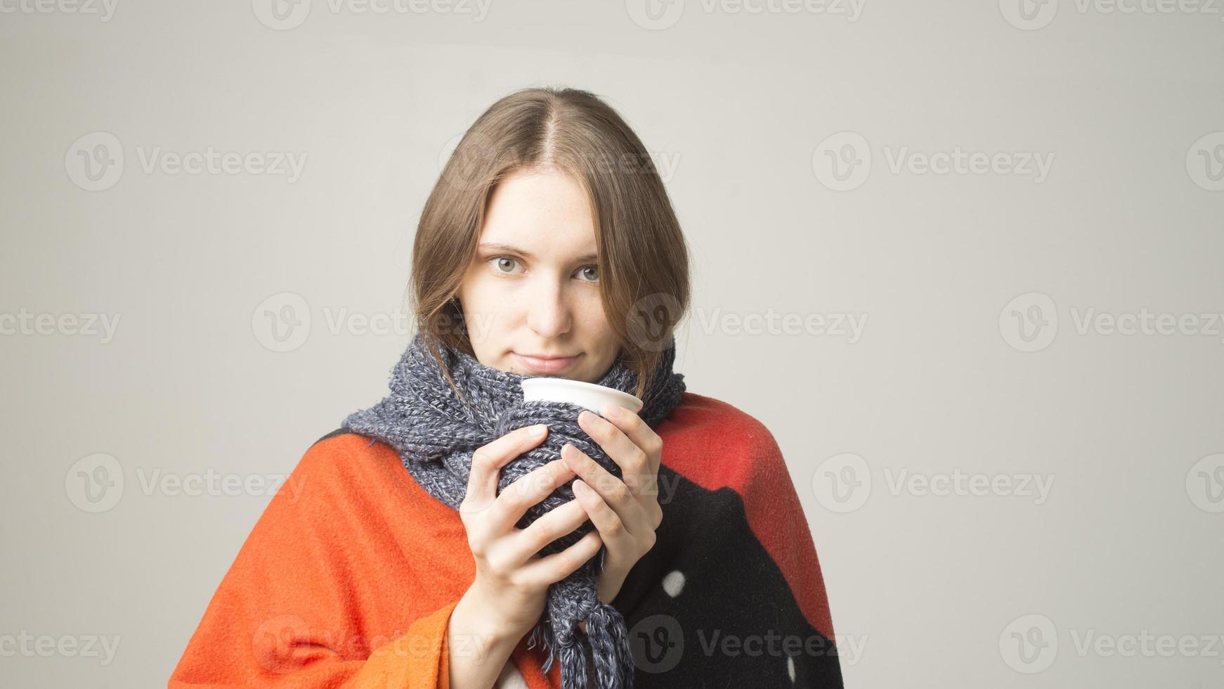 garota de inverno bebendo chá ou café para se aquecer. foto