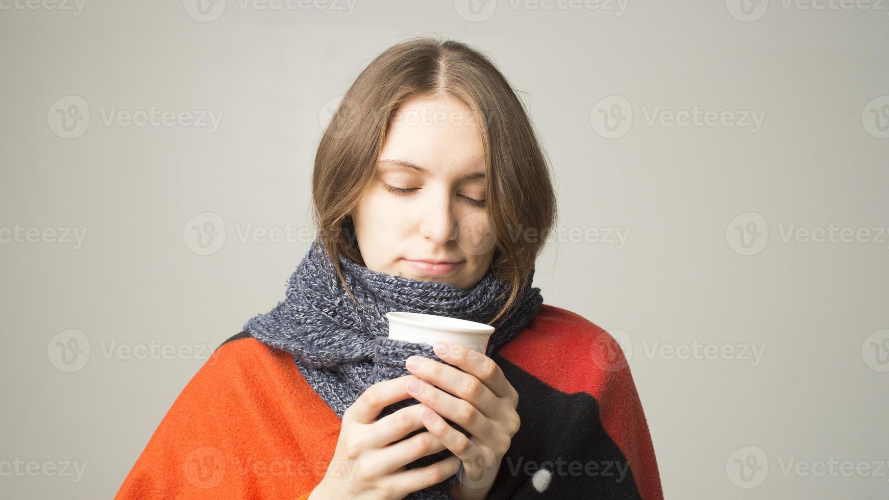 garota de inverno bebendo chá ou café para se aquecer. foto