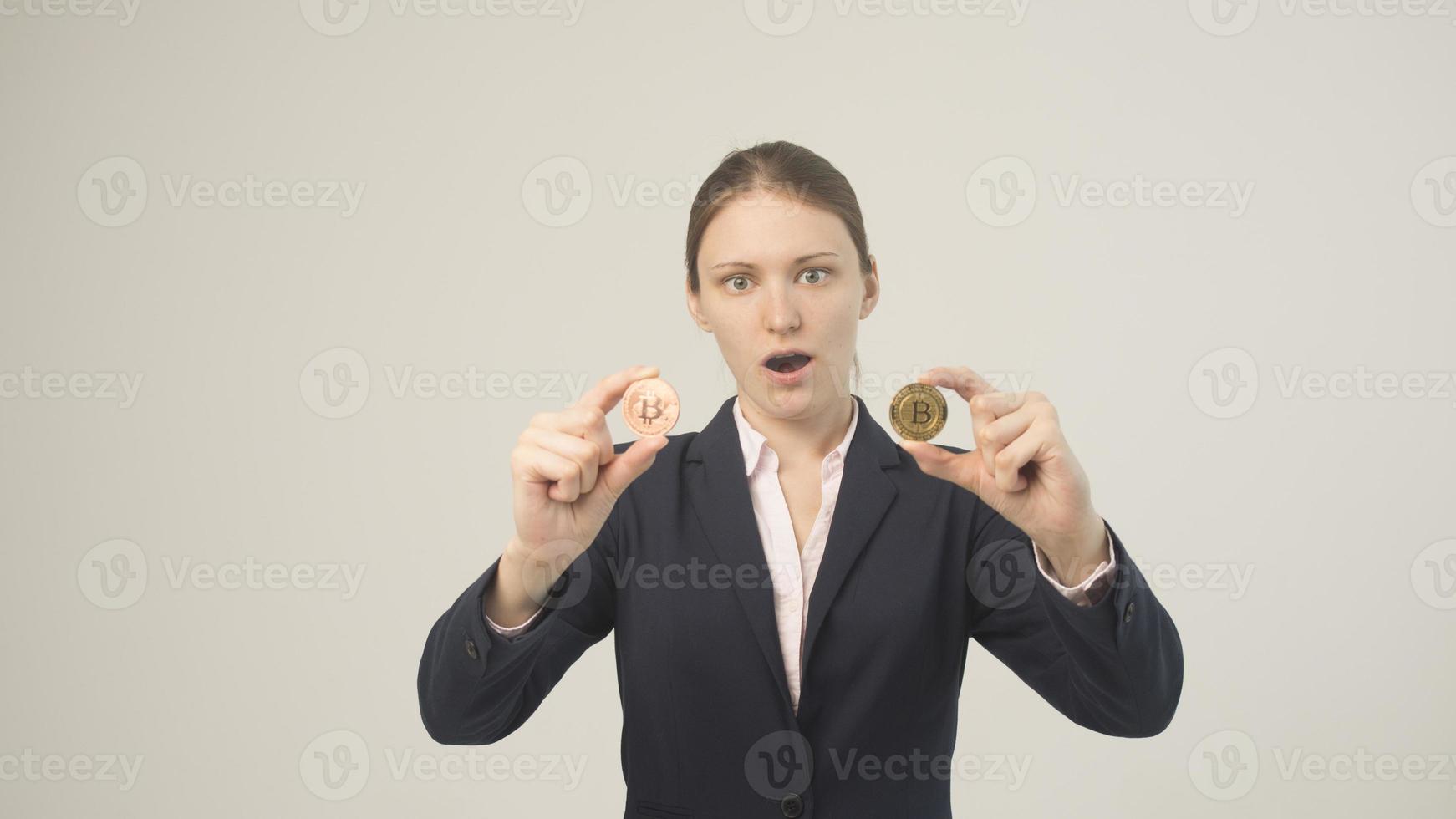 mulher segurando uma criptomoeda bitcoin física na mão foto