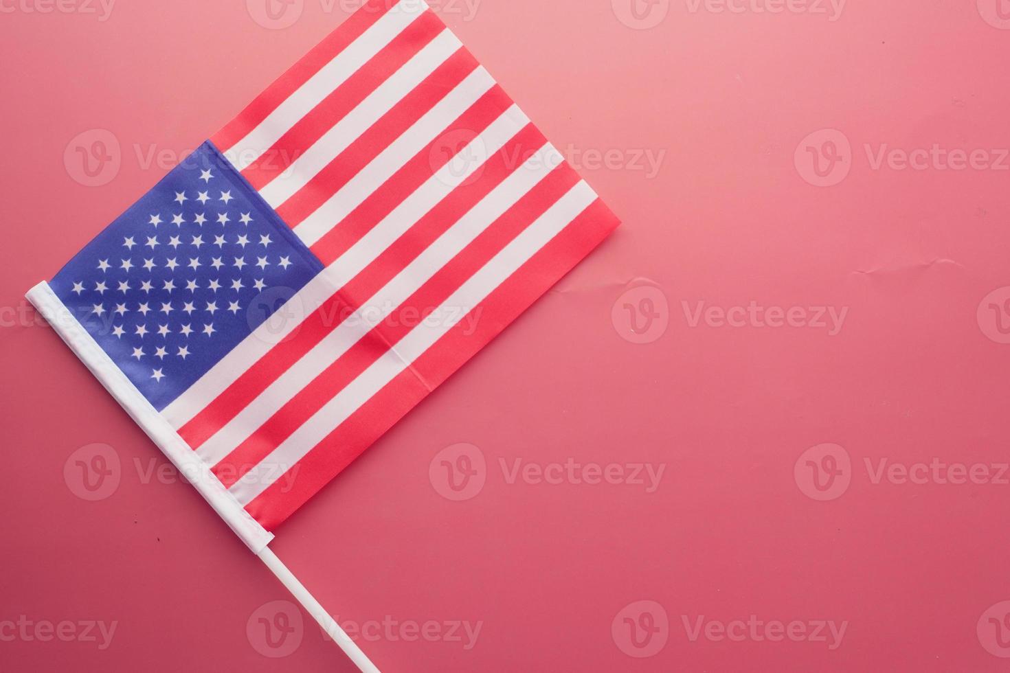bandeira americana na vista superior de fundo vermelho foto