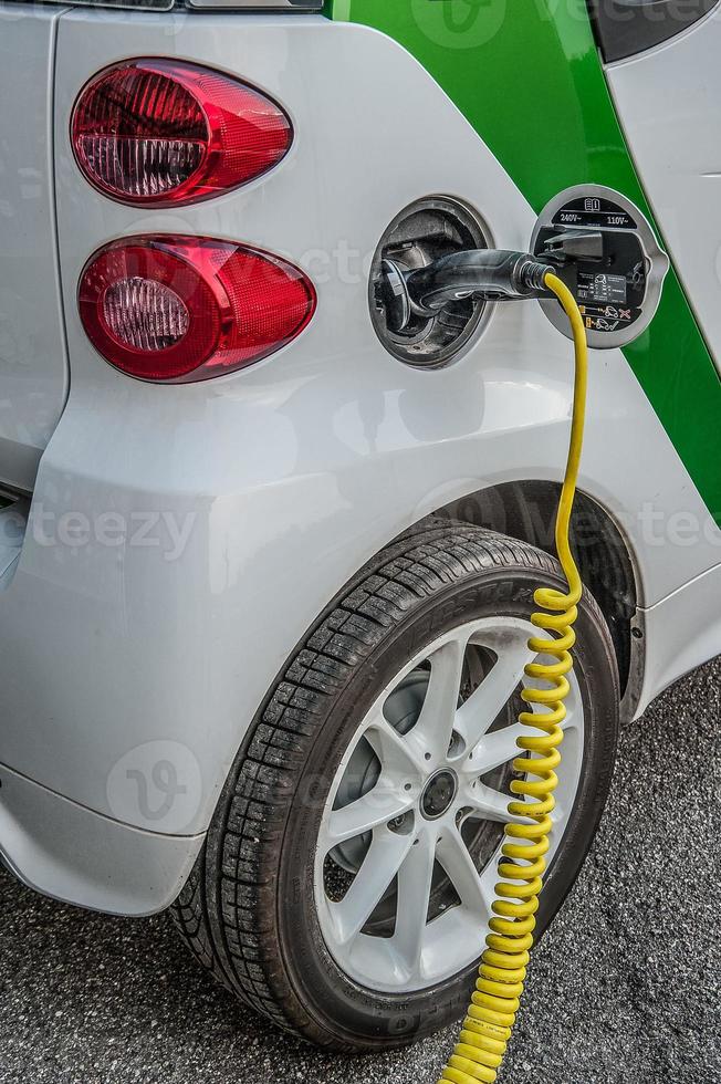 carro elétrico enquanto carrega a bateria de energia foto