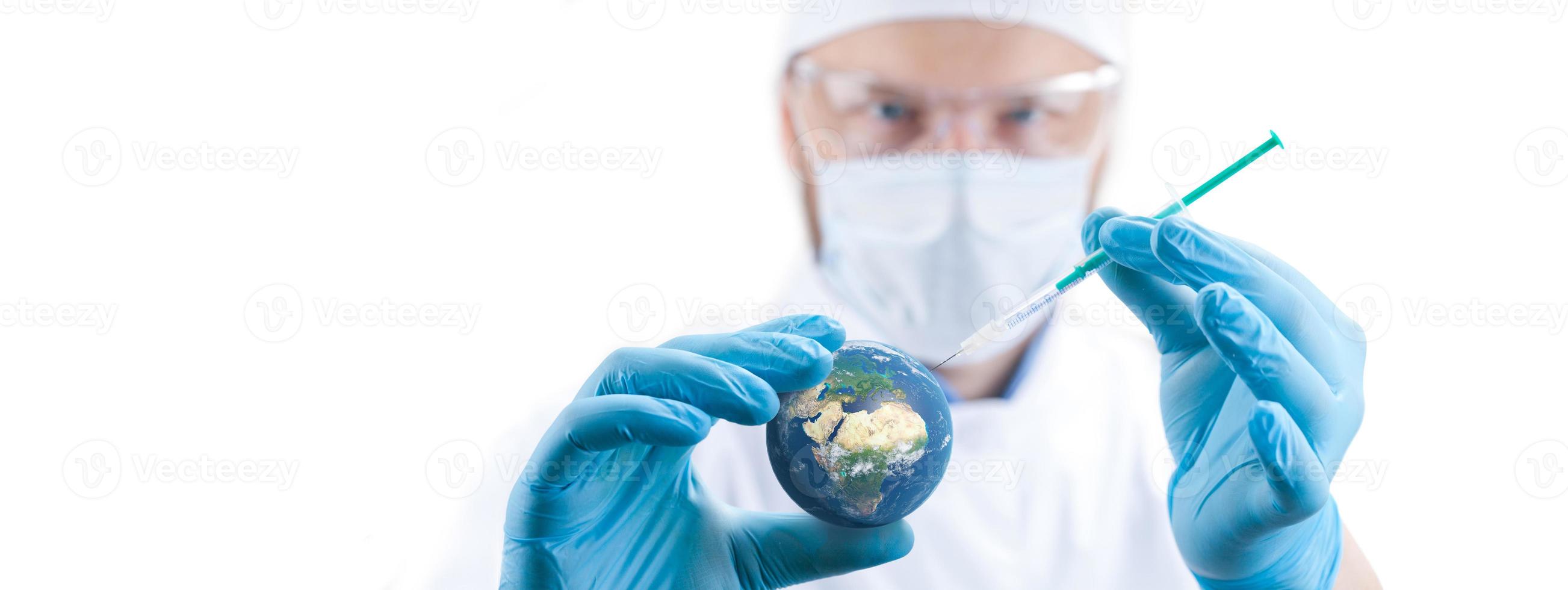 médico segura um globo terrestre nas mãos e uma seringa médica com vacina contra o vírus corona. renderização 3D. elementos desta imagem fornecidos pela nasa. foto