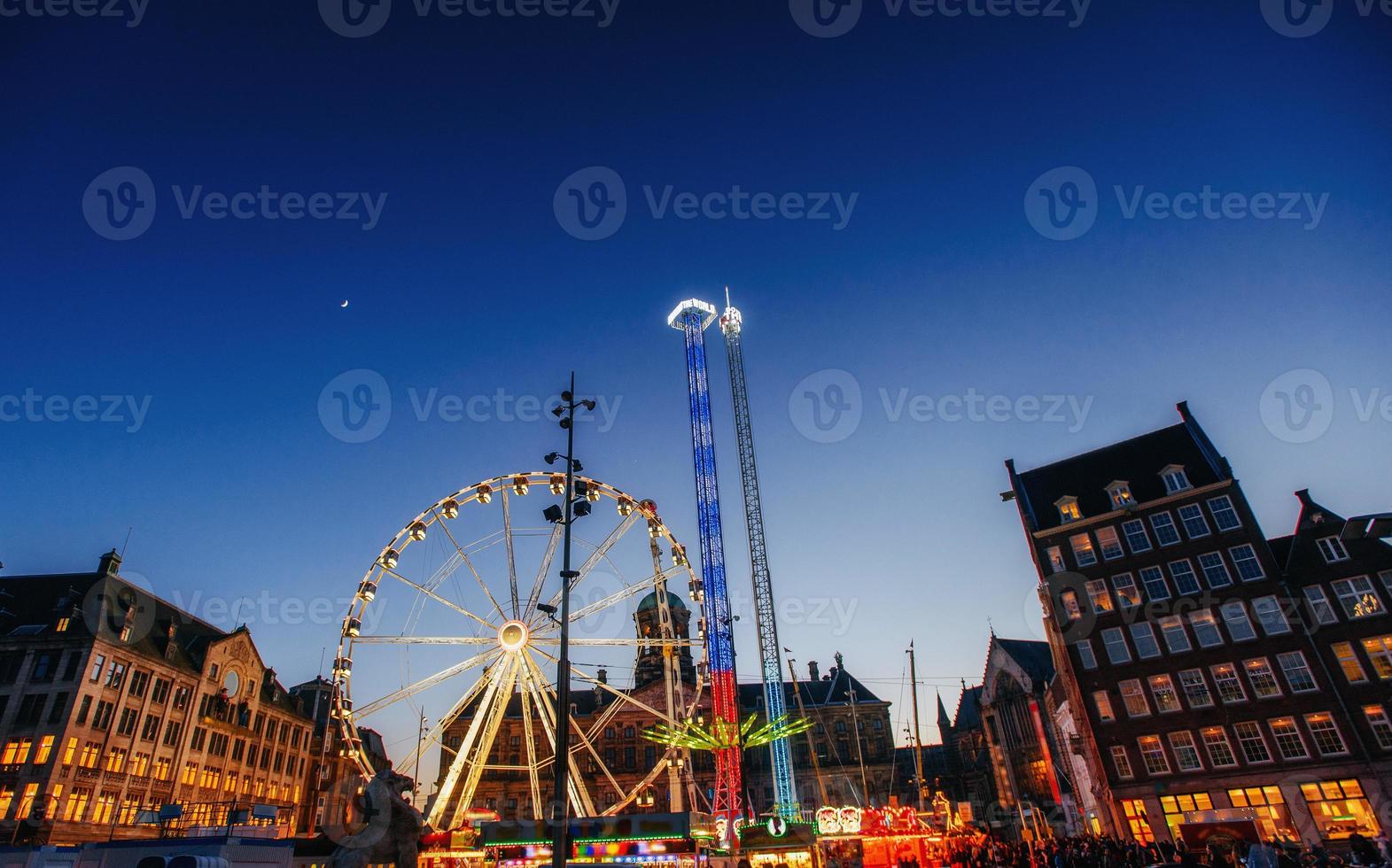 parque de diversões no centro da noite de amsterdã foto