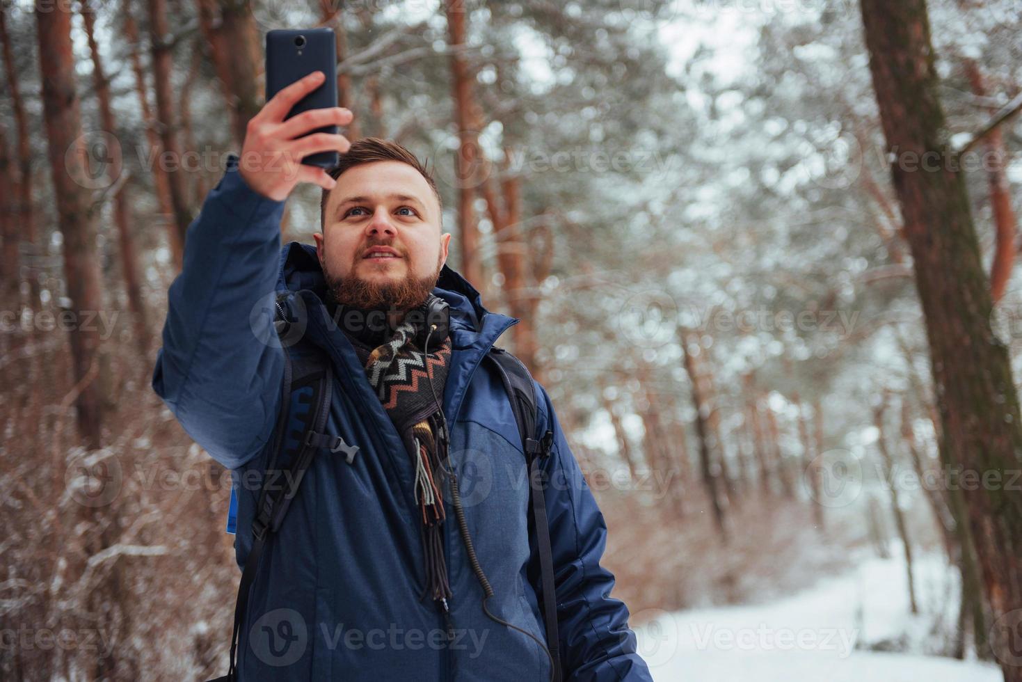 viajante de homem com mochila caminhadas viagens estilo de vida aventura conceito férias ativas ao ar livre. bela paisagem floresta foto