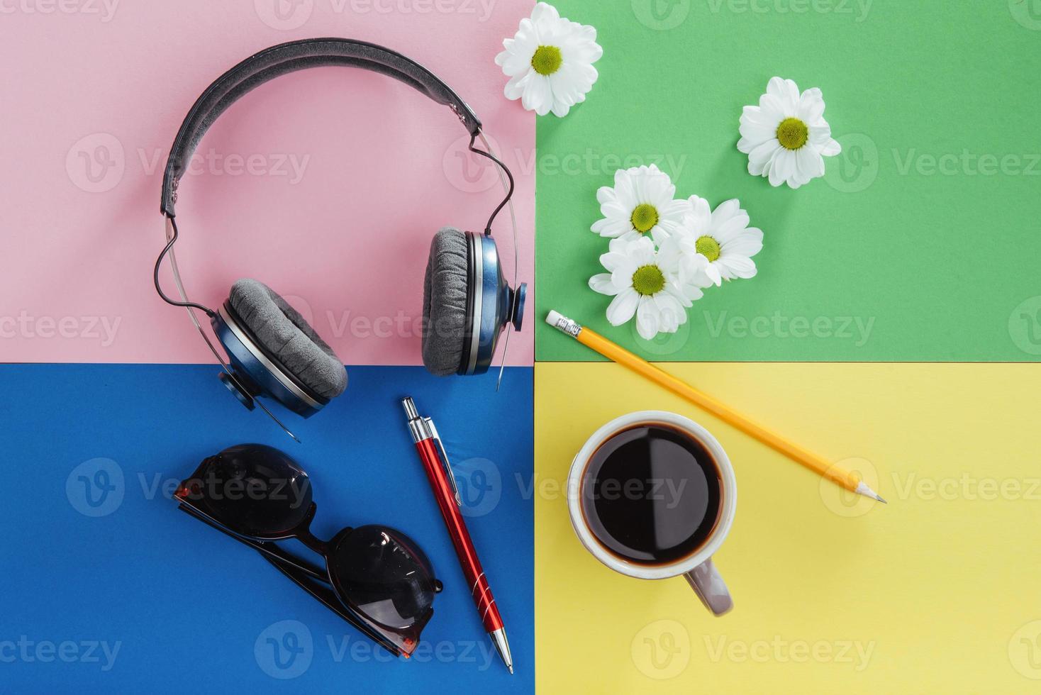 caderno, lápis, óculos, café e flores brancas perfumadas. foto