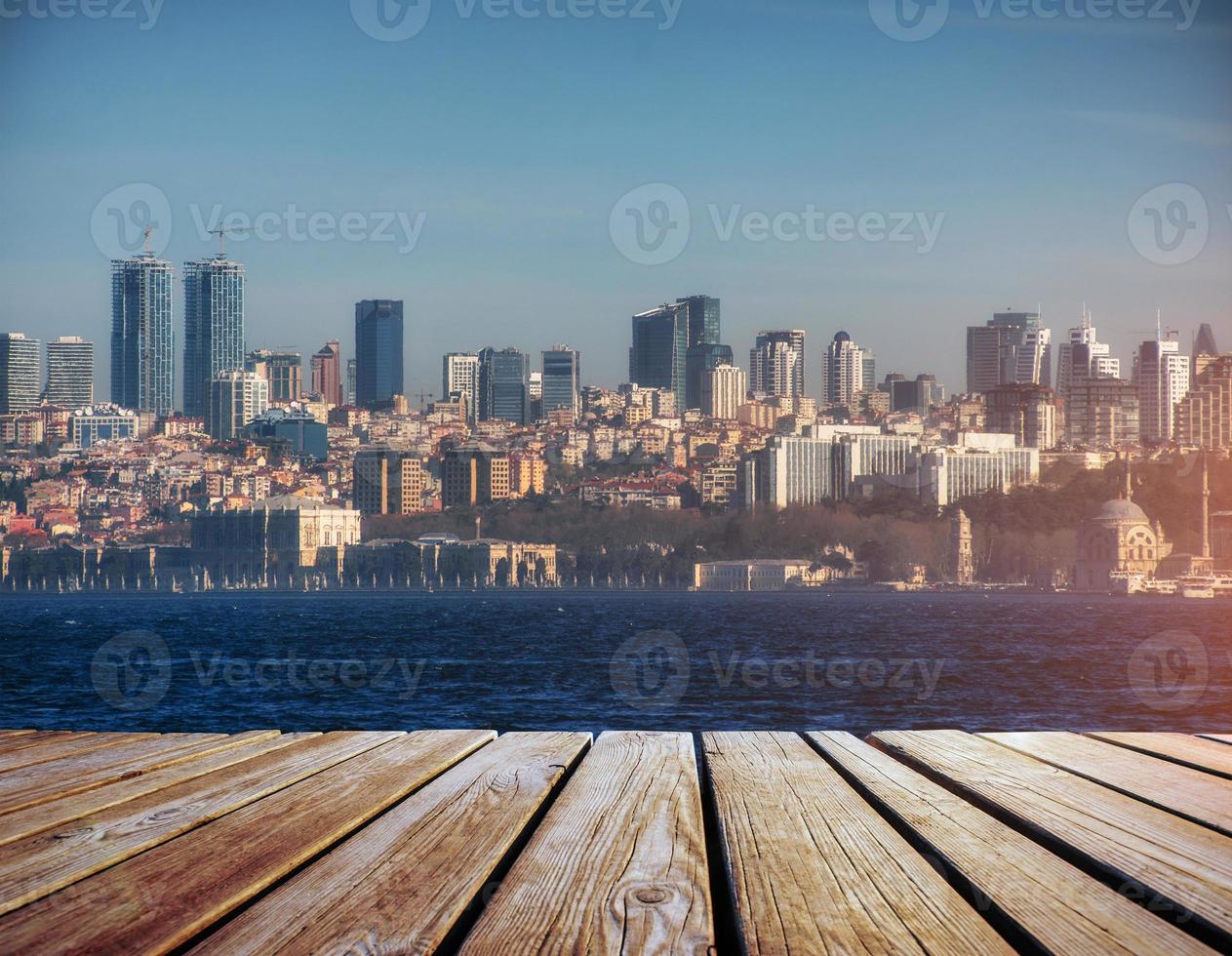 panorama da cidade moderna sobre a água, istambul foto