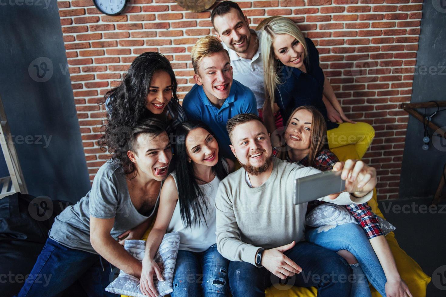 grupo belos jovens fazendo selfie em um café, melhores amigos meninas e meninos juntos se divertindo, posando conceito de estilo de vida emocional foto