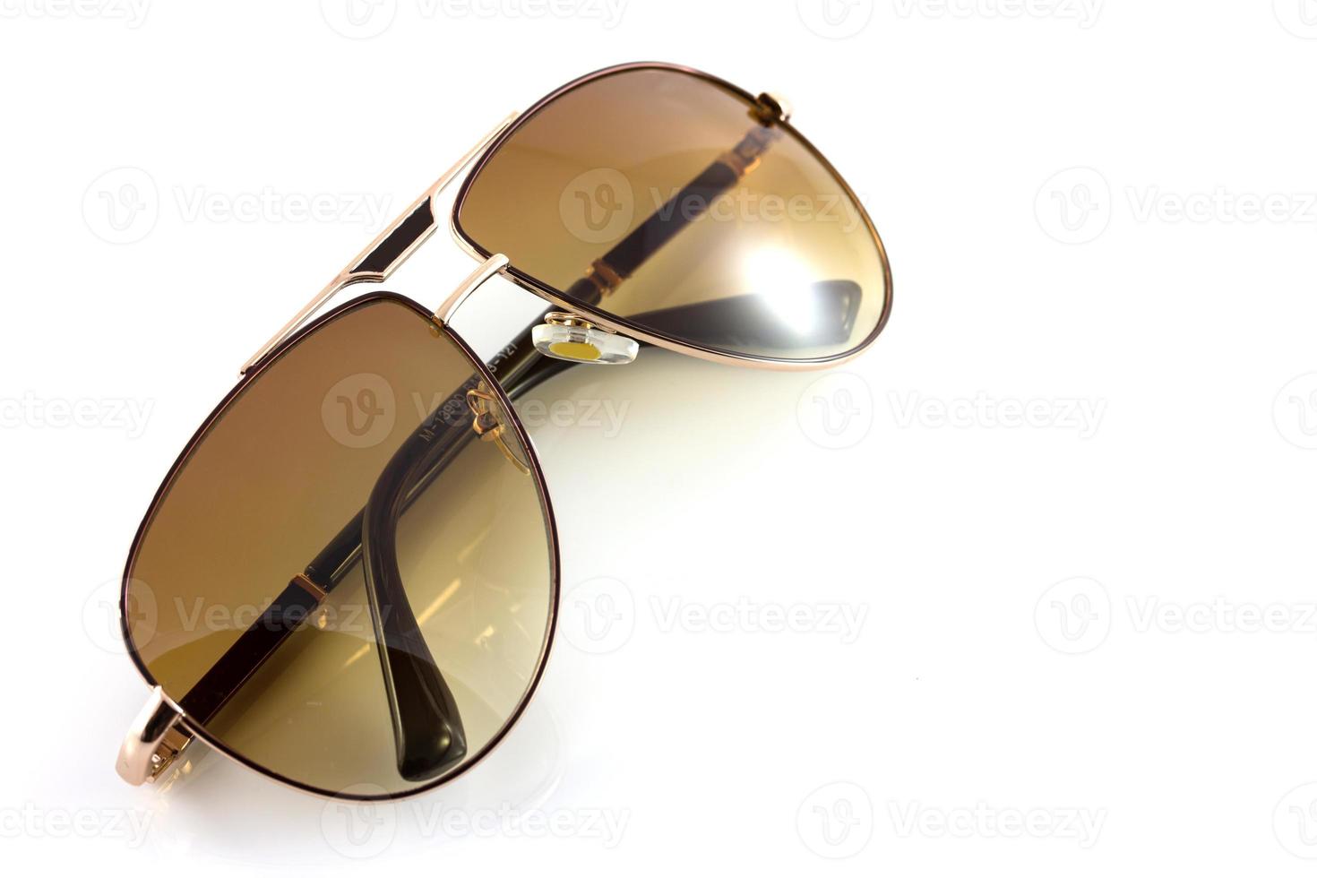 óculos de sol de metal isolados no fundo branco foto