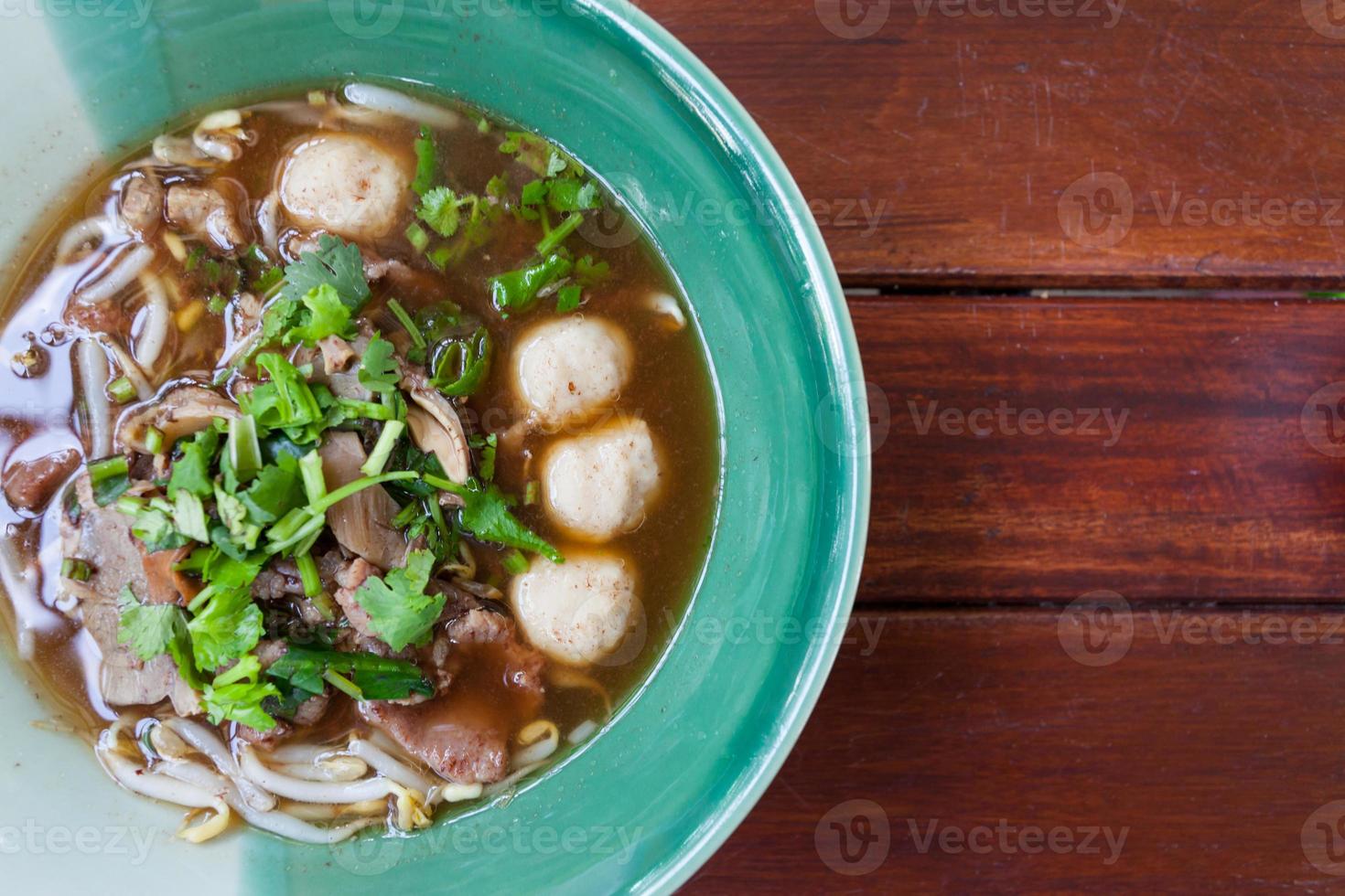 tigela de sopa de macarrão tailandês pungente de porco foto