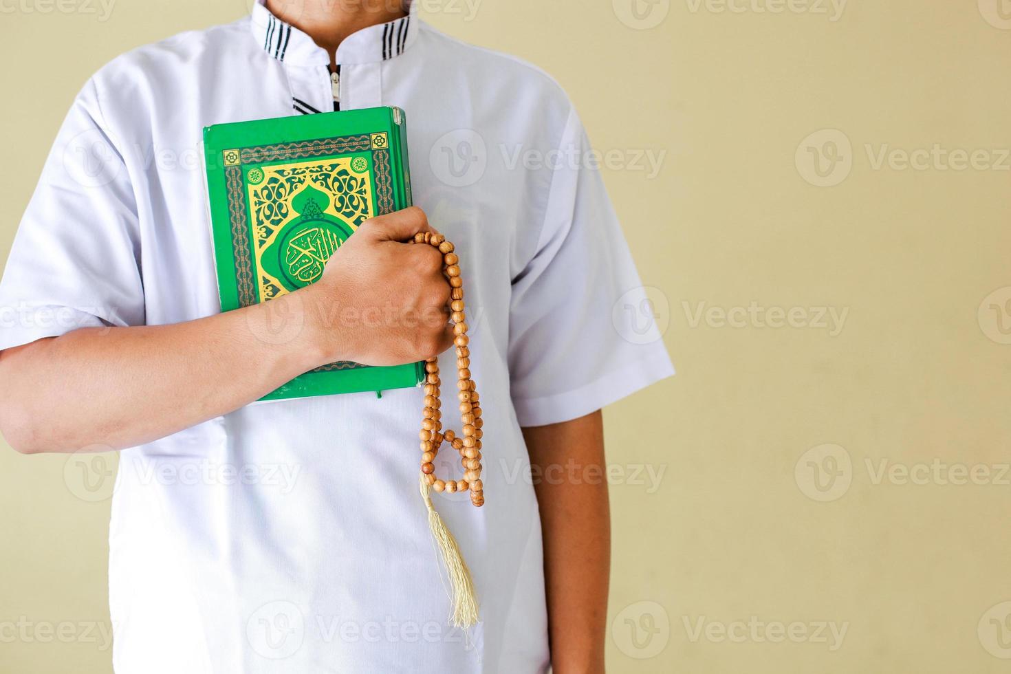 foto recortada do homem muçulmano segurando o livro sagrado al-quran e contas de oração na mão