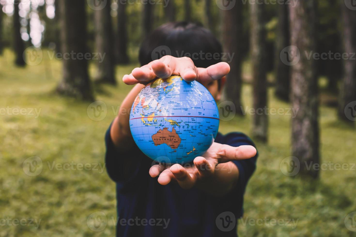 criança mostrando um globo foto