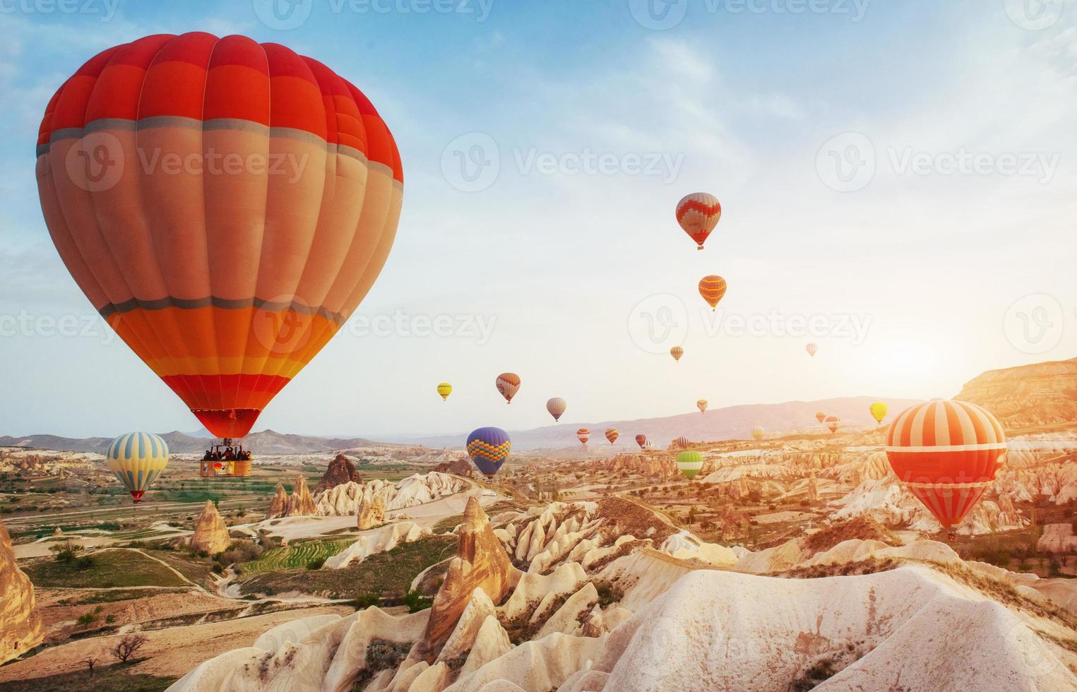 balão de ar quente voando sobre a paisagem rochosa na turquia. Capadócia foto