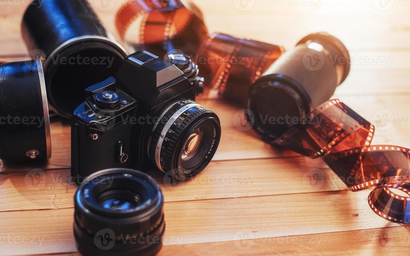 câmera de filme antigo e um rolo de madeira foto