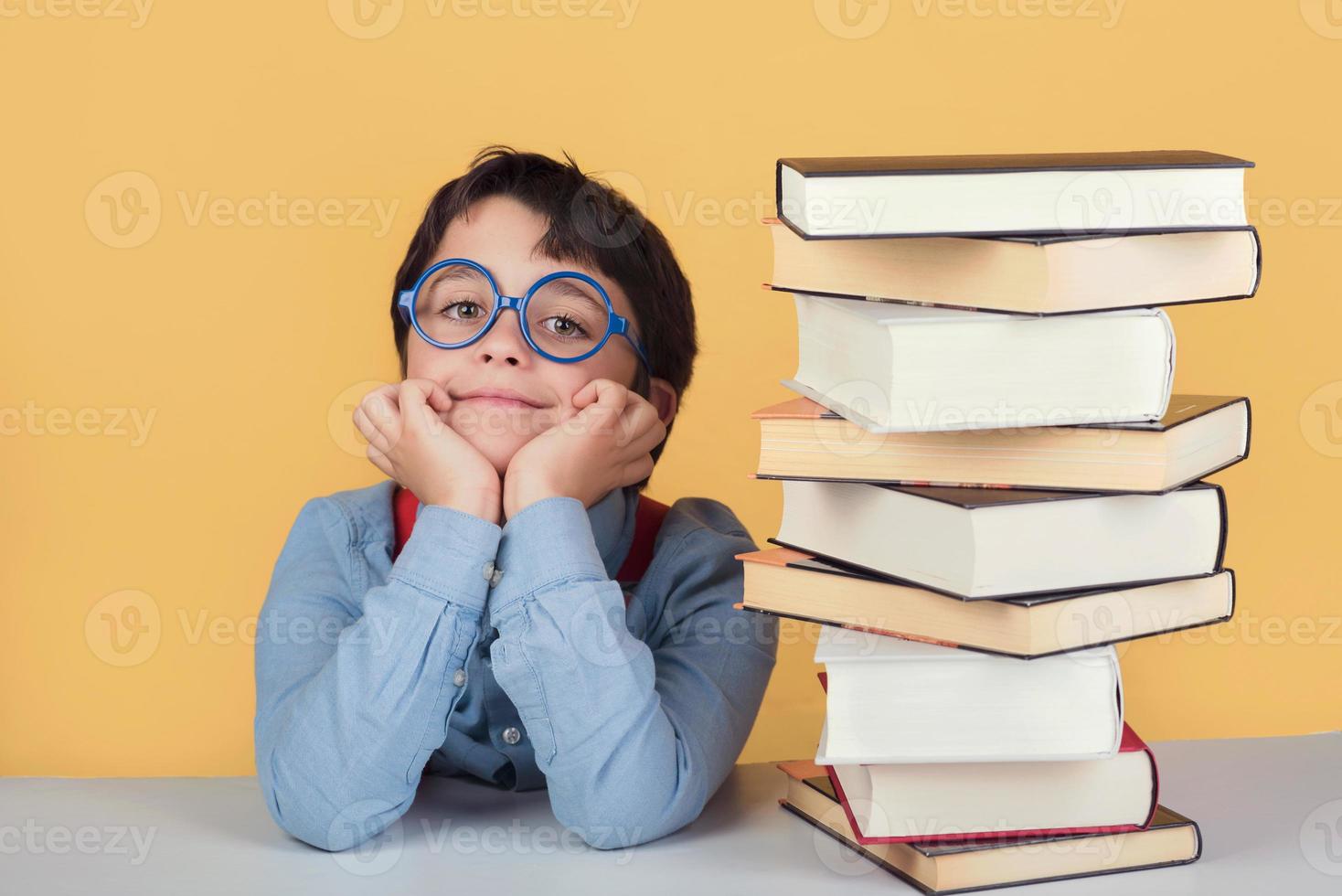 criança feliz e sorridente com livros foto