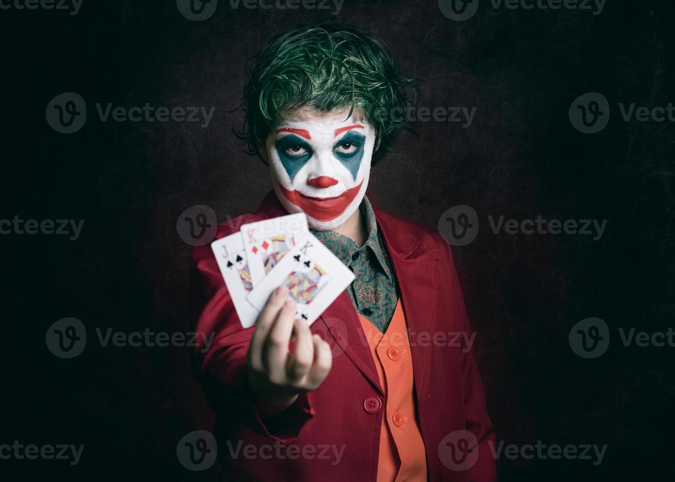 menino vestido de coringa com cartas de pôquer foto