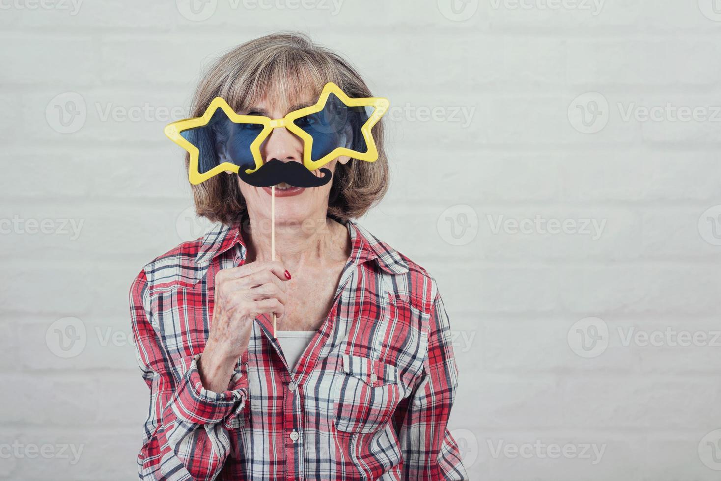 avó engraçada com óculos de sol e bigode foto