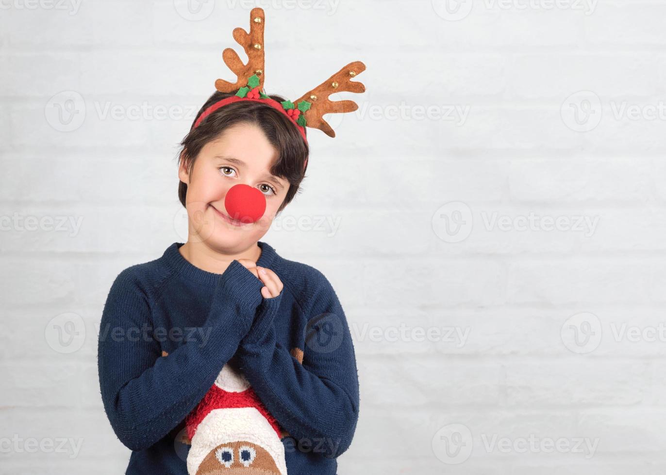 feliz natal.criança em uma fantasia de natal de rena rudolph foto