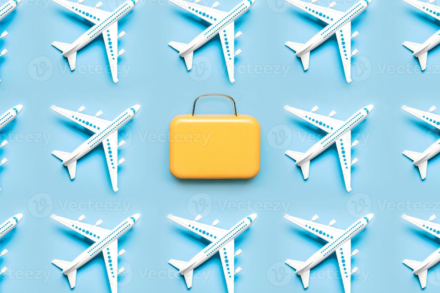 padrão geométrico feito com avião e mala. férias e conceito de viagens foto