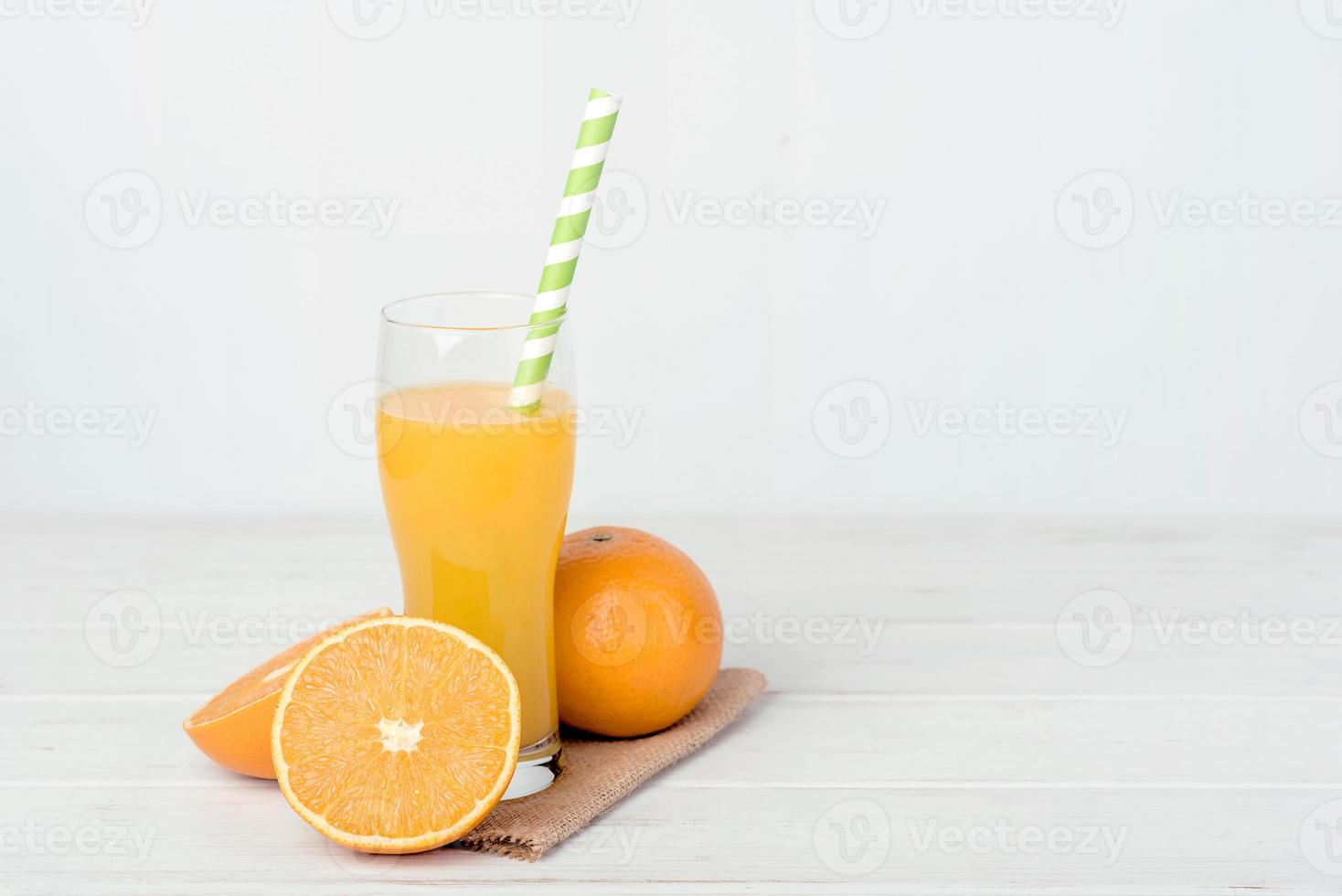 suco de laranja em fundo branco foto