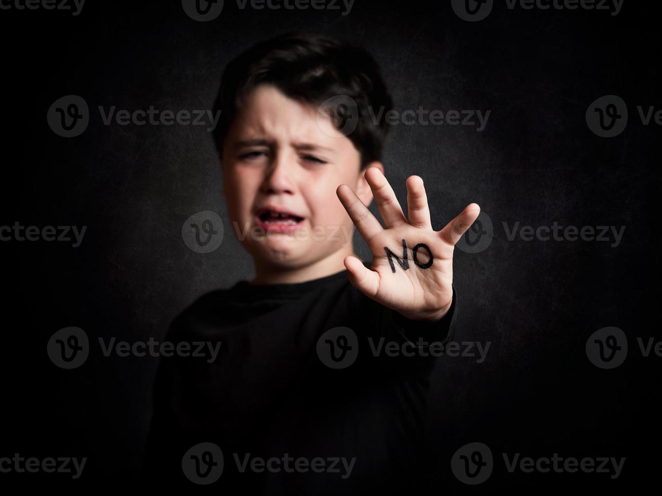 criança abusada, menino chorando foto