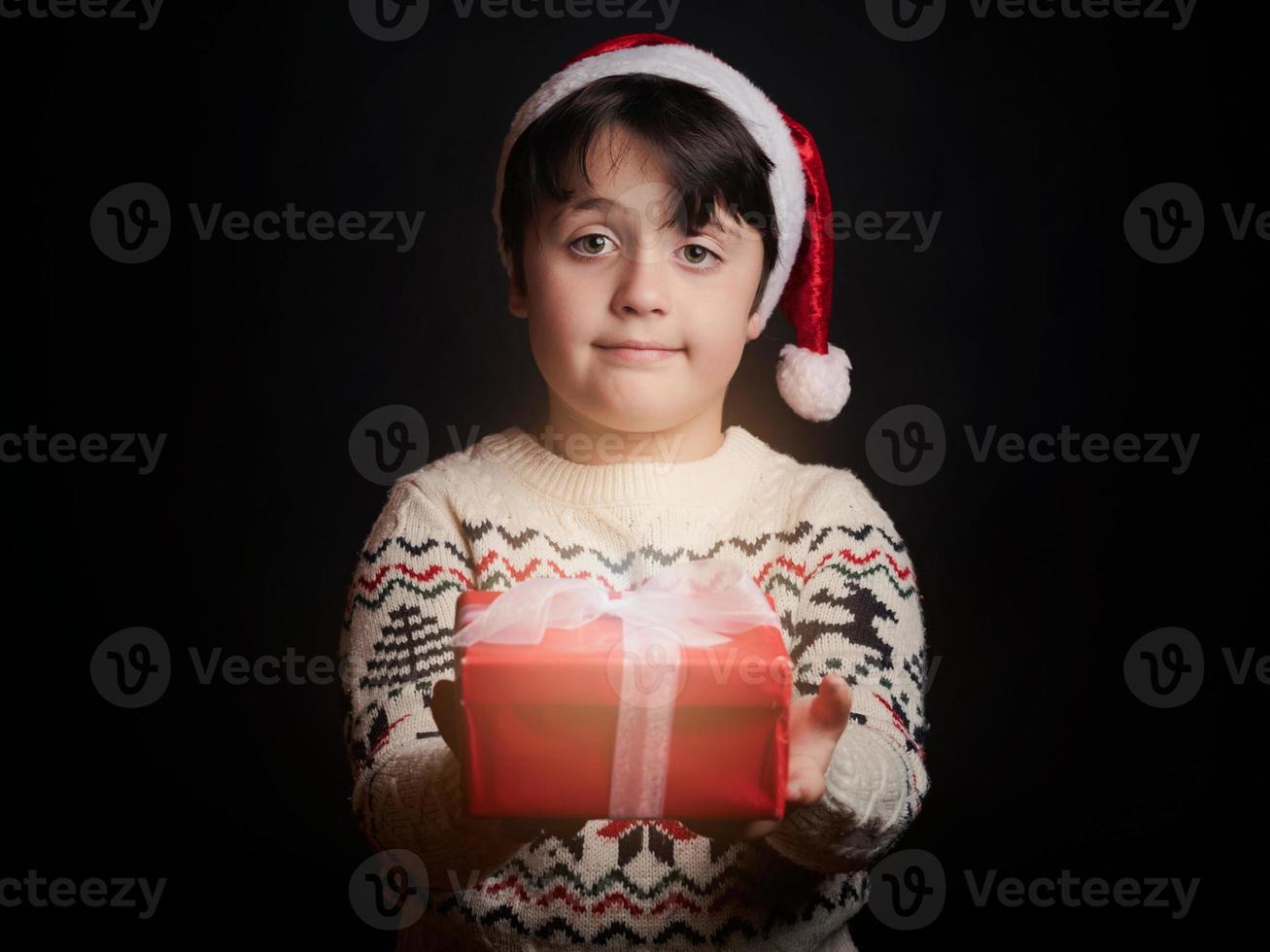 criança feliz com presentes de natal foto