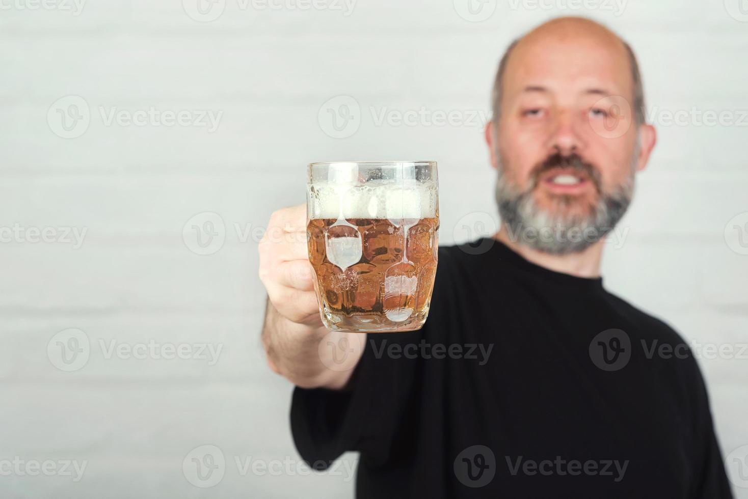 homem bebendo cerveja foto