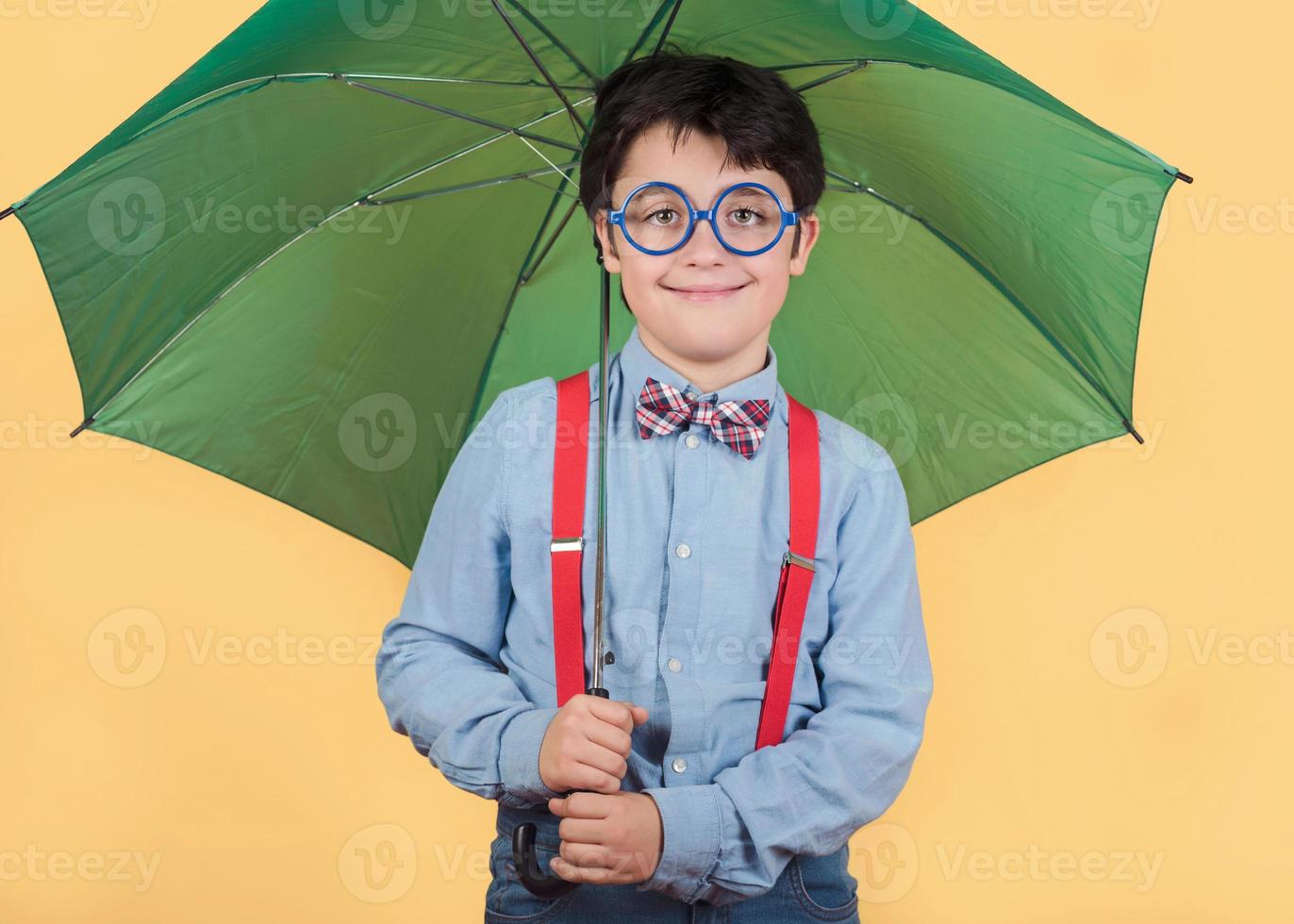 criança com guarda-chuva verde foto