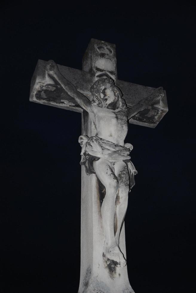 cruz do cemitério na noite negra foto