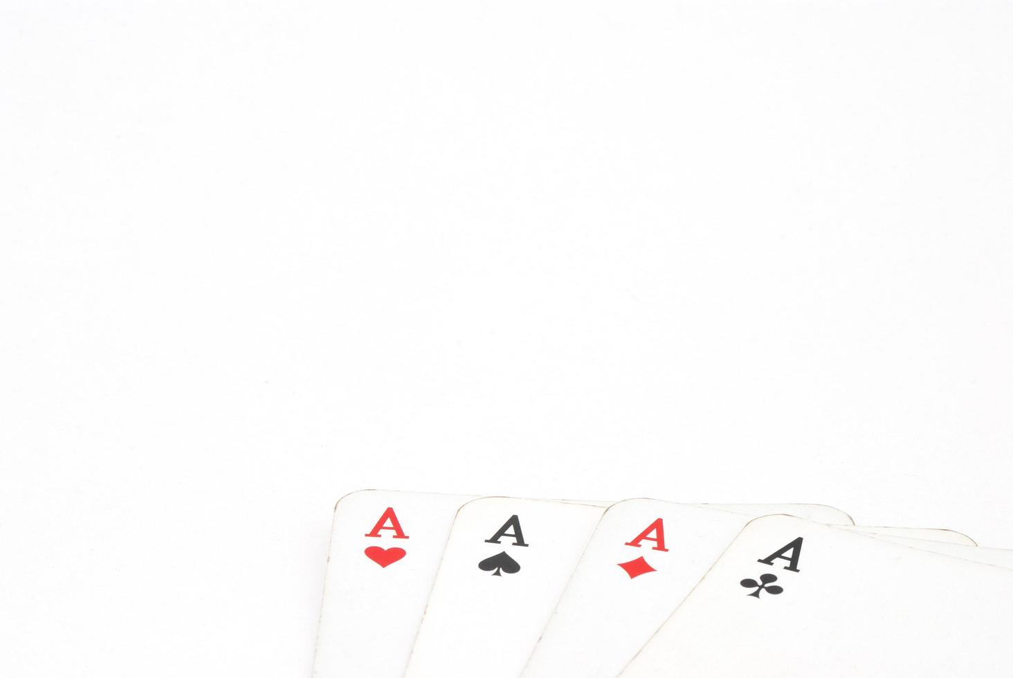 jogando cartas quatro ás do baralho vista completa no fundo branco foto