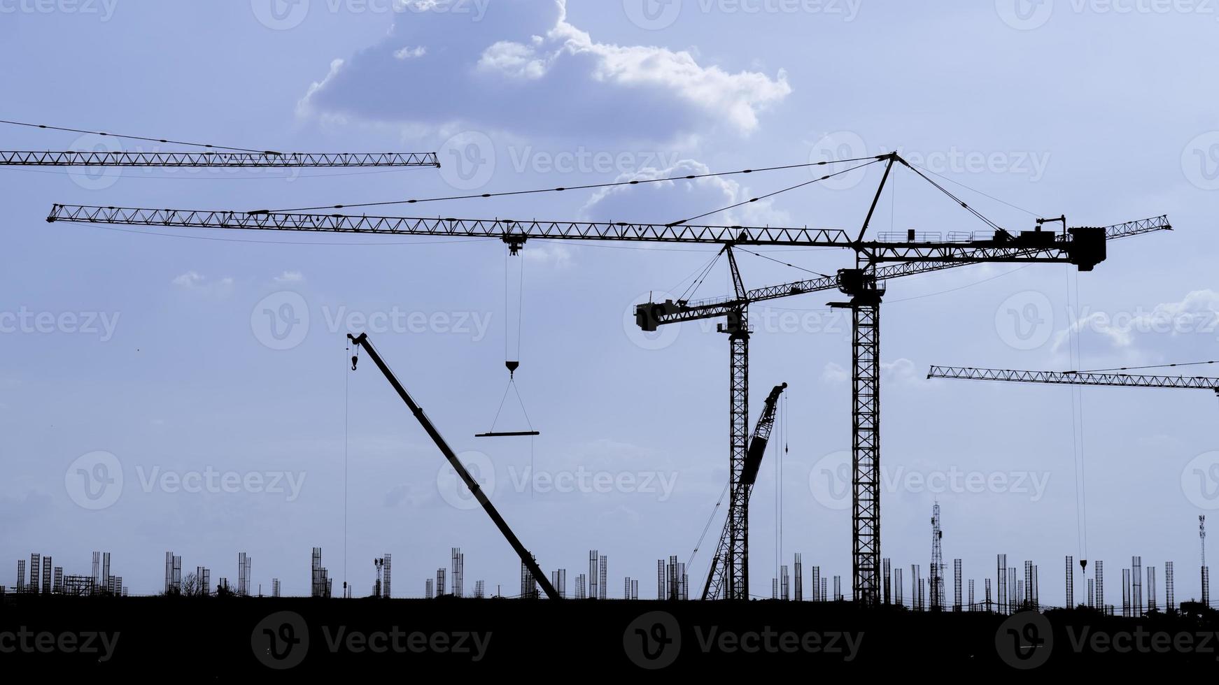 grupo de guindastes de torre no canteiro de obras. foto