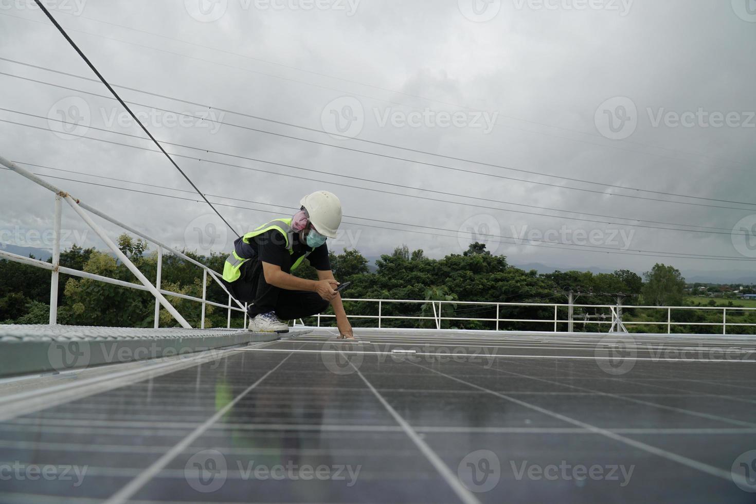 mulher de energia trabalhando em um telhado com painéis solares. foto