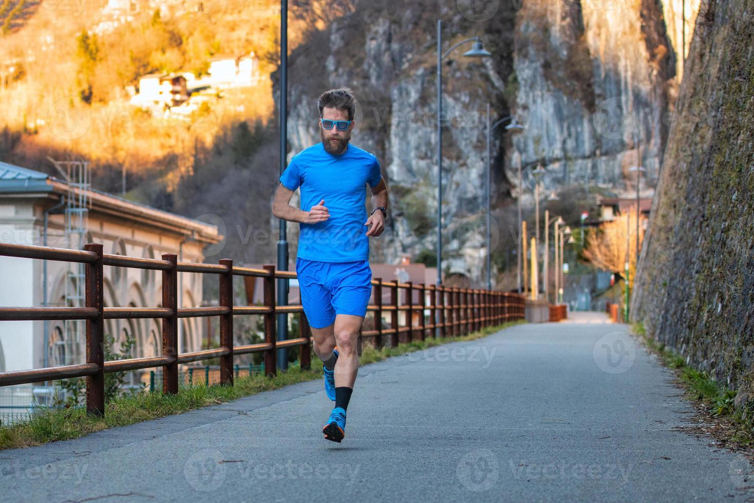 treinamento para a maratona em uma ciclovia foto