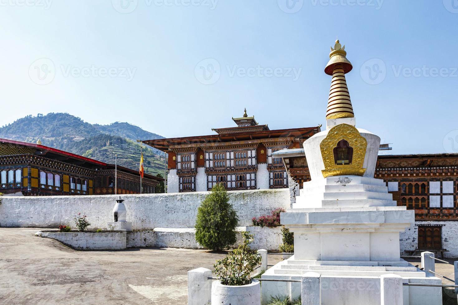 exterior do mosteiro drametse goemba e um chorten, butão, ásia foto