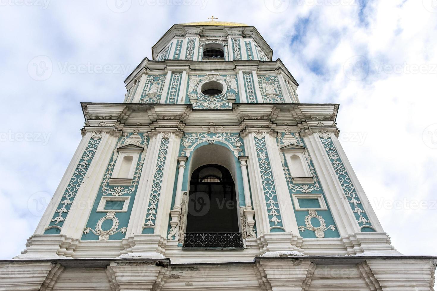 torre do sino da catedral de santa sofia em kiev, ucrânia, europa foto